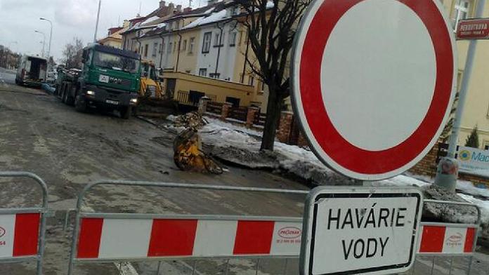 HAVÁRIE VODY na Smíchově: Po Plzeňské NEJEZDÍ TRAMVAJE