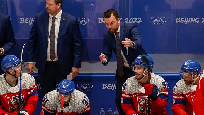 Dánové to mlátili po plexisklech, říká Pešán. Brankář Hrubec prožil noční můru