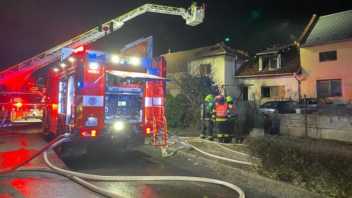 Plameny zničily dům na Kroměřížsku, majitelka skončila v nemocnici