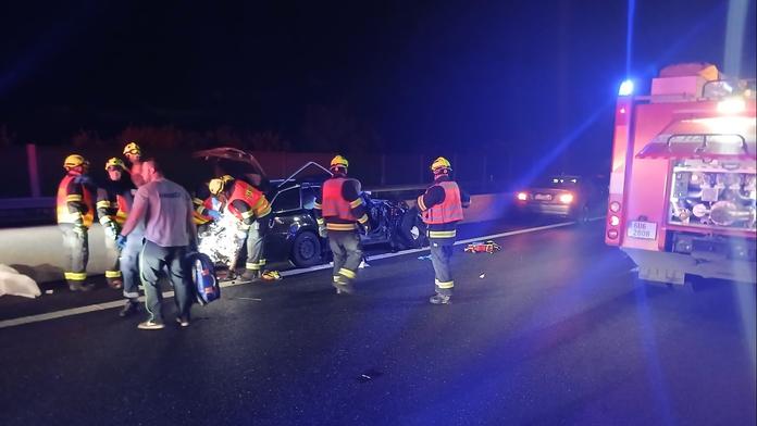 Vážná nehoda na Ústecku. Nabourané auto museli hasiči rozstříhat