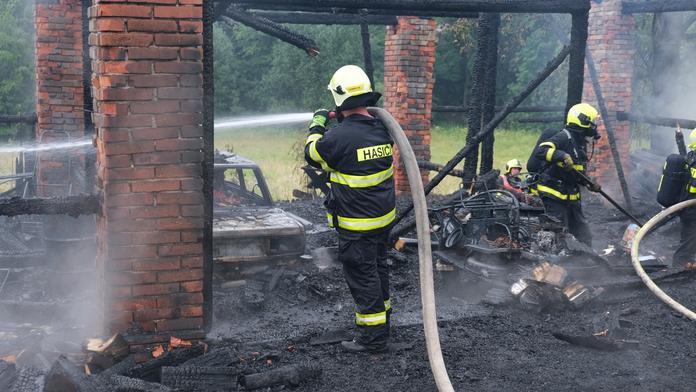 Kolem hasičů vybuchovaly lahve s plynem! Stodolu zasáhl blesk