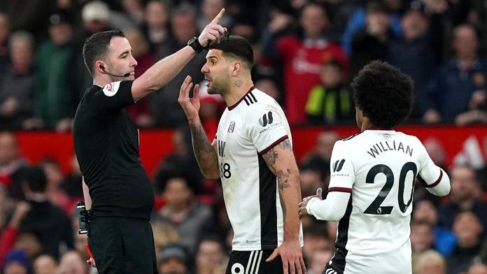 Krutý trest pro Mitroviče. Jen osm hráčů v historii Premier League dopadlo hůř