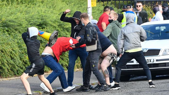A zase ta Anglie! Před utkáním Premier League se rvali chuligáni