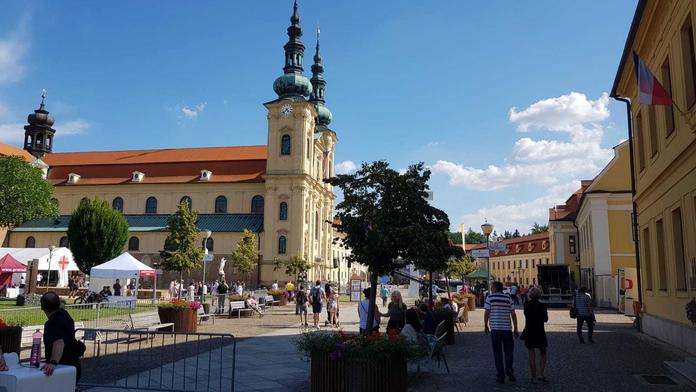 Lidé přijeli na Velehrad uctít Cyrila a Metoděje, mši bude sloužit Duka