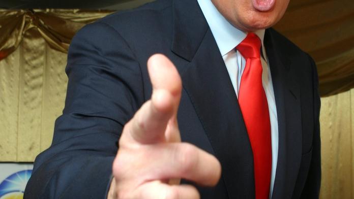 Trumpa museli tahat z výtahu po žebříku. Ochranka ho zastavila