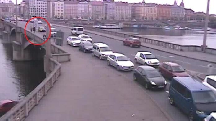 Panika v Praze: Posádka BMW pro zábavu střílela po lidech! FOTO