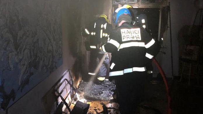 Byt u Václaváku v noci zachvátily plameny, jeden člověk se zranil