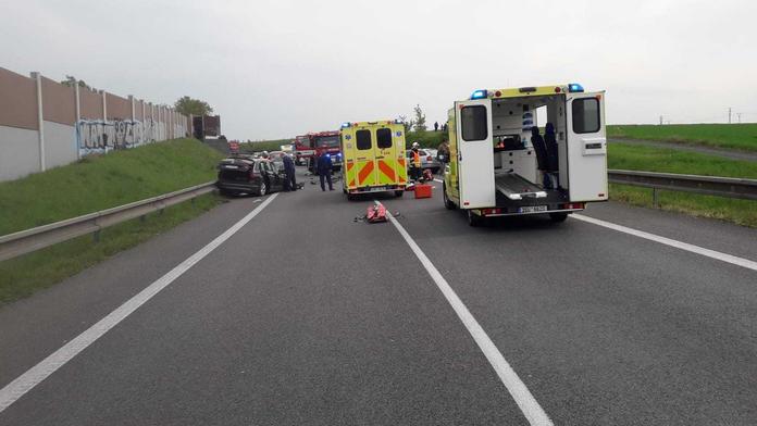 U Nymburka vjelo auto do kamionu! Jeden člověk zemřel