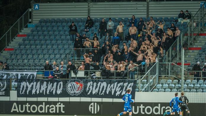 Fanoušci Dynama poničili vlak. Na vysokou pokutu se složili mezi sebou