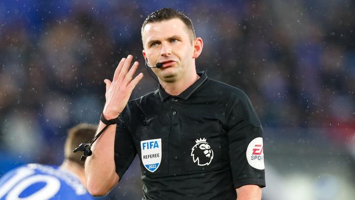 Barážový duel Česka bude řídit Michael Oliver. Muž, kterému vyhrožovali smrtí