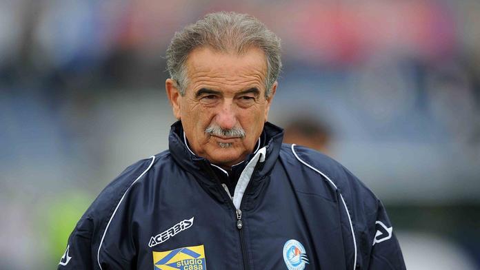 Fotbal truchlí nad smrtí slavného kouče. Proslavila ho židle