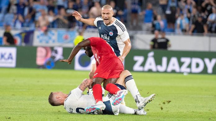 Juraj Kucka (na zemi) v souboji s Negem Ekofem