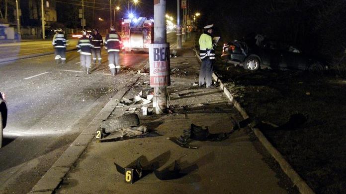 Auto v Brně narazilo do sloupu, jeden člověk se zranil