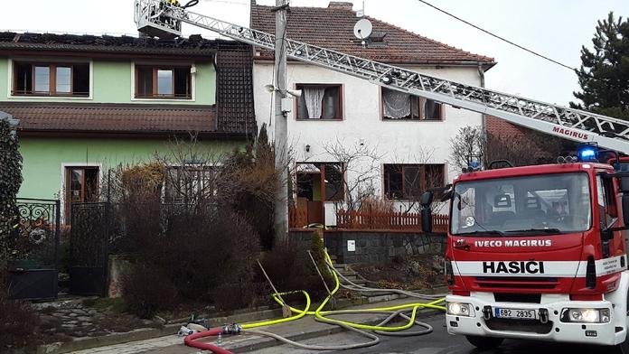 Žena si při vaření popálila třetinu těla! Hasiči vyjeli i k požáru přístřešku