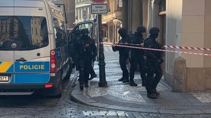 Zásah těžkooděnců v centru Prahy skončil, muž spáchal sebevraždu