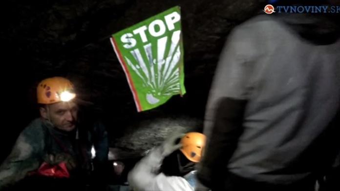 Muži jsou uvězněni v jeskyni už týden! Našli jejich věci, čeká se na zázrak