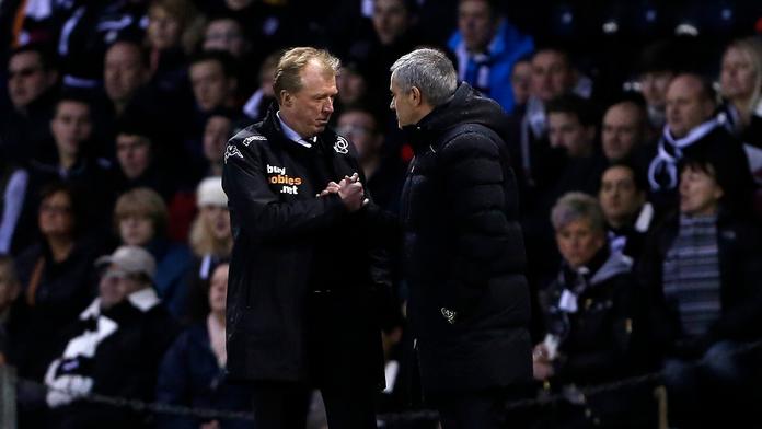 Vtipálci! Mourinho a McClaren předstírali, že si dají do zubů