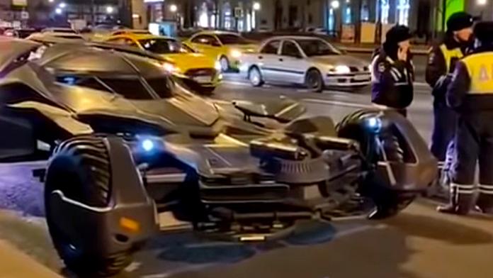 Vyjel si v batmobilu vlastní výroby. Moskevská policie neměla pochopení