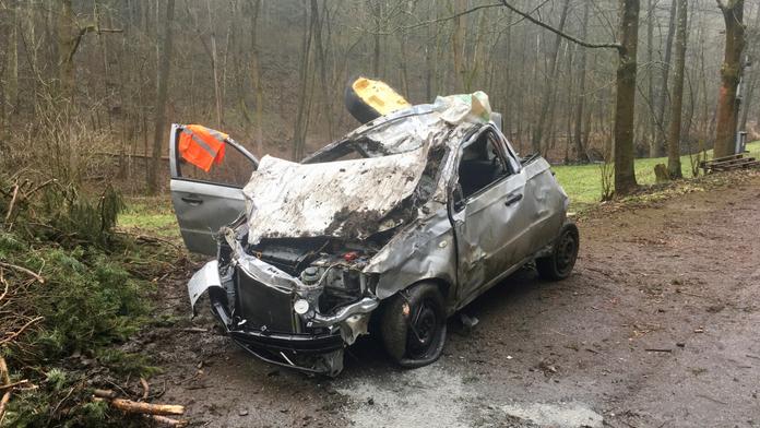 Zdemolované auto leželo mimo silnici. Našli v něm mrtvého řidiče