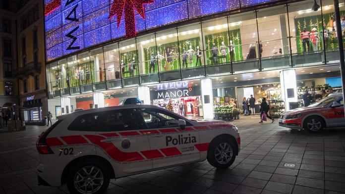 Žena pobodala v obchodě dvě zákaznice, je podezřelá z terorismu