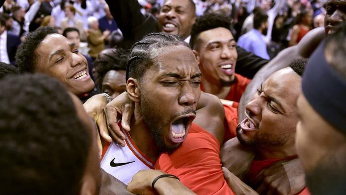 Celá NBA žasne nad košem z poslední sekundy! Leonard to zabil
