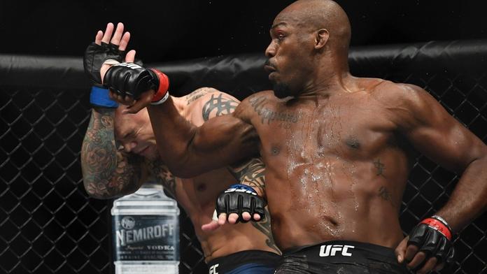 Jon Jones zničil Smithe a dál je šampionem, Lawler se zlobí