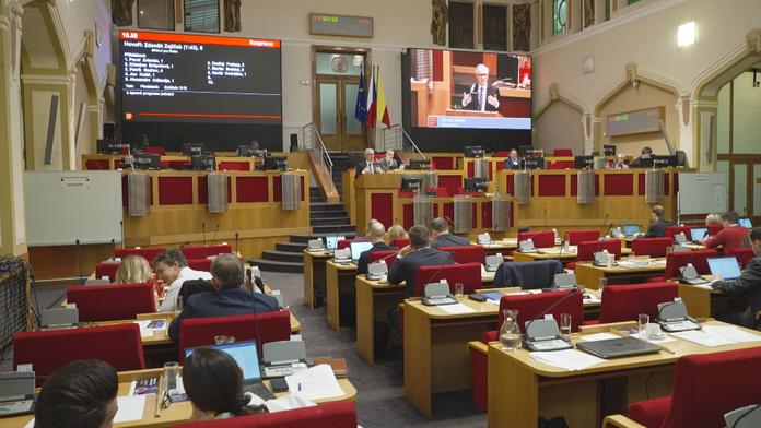 Praze leží na účtech přes 100 miliard. Požírá je inflace, varuje ekonom