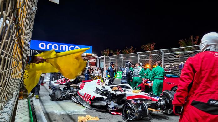 Schumacher měl v kvalifikaci hrozivou nehodu. Byl odvezen do nemocnice