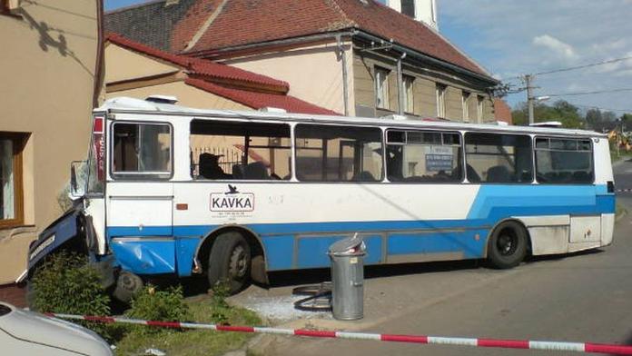 Opilý cizinec bez řidičáku ukradl autobus a naboural do kůlny