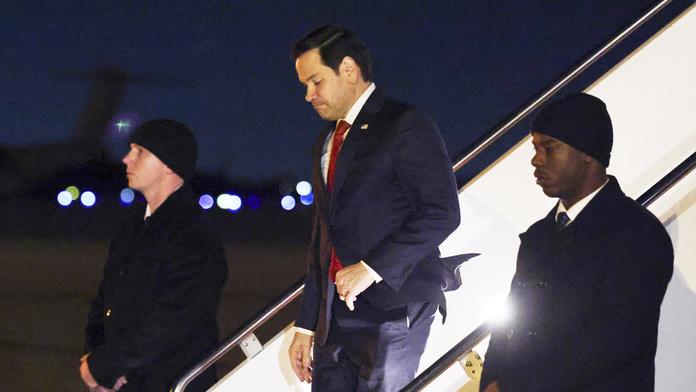 Americký ministr zahraničí Marco Rubio vystupuje z letadla