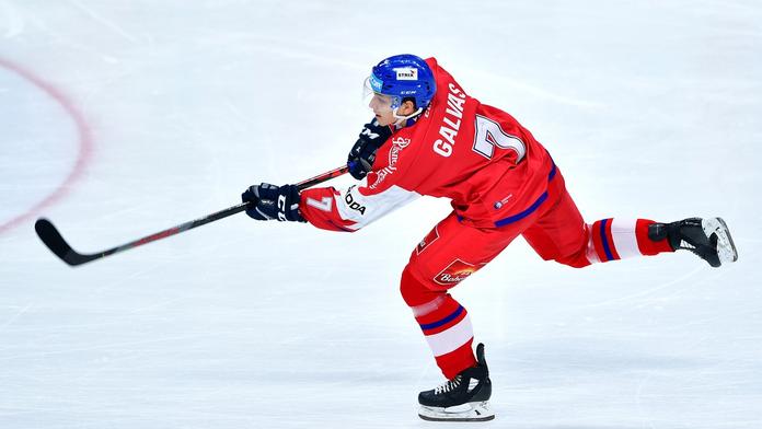 Obránce Galvas míří do NHL, podepsal smlouvu s Chicagem