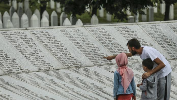 Srbové se bouří, za popírání genocidy v Srebrenici mohou jít do vězení