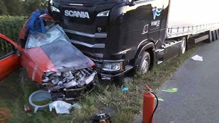 Kamion sešrotoval auto, které mu nedalo přednost. Dva mrtví