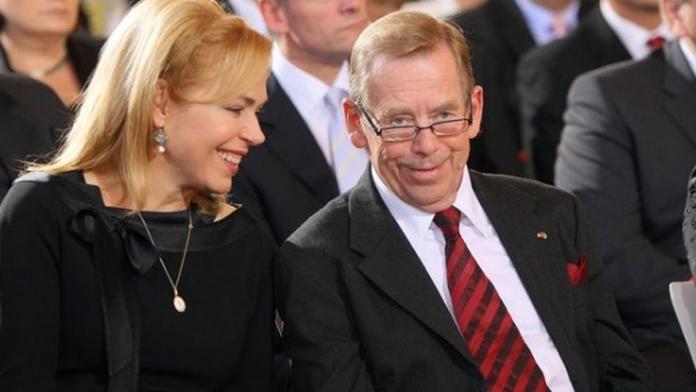VIDEO: Takhle slavil Havel své 75. narozeniny