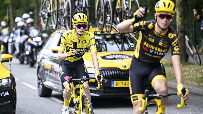 Jonas Vingegaard v poslední etapě na Tour de France slaví svou výhru se šampaňským