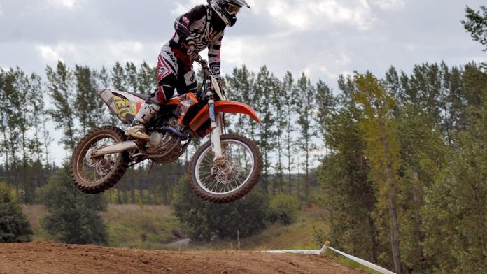 Motokrosař při závodech vletěl do davu. Pro zraněné letěl vrtulník