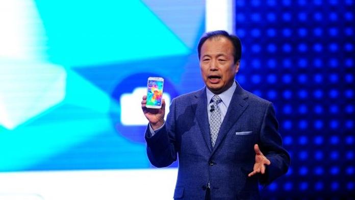 Samsung představil telefon, se kterým můžete volat ve sprše