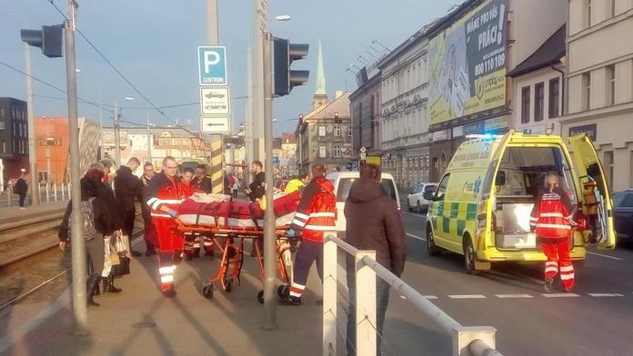 Smolný den v Plzni: Mladá žena vběhla přímo pod tramvaj!
