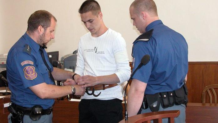 TREST! Sadista udusil prostitutku, pak se udal