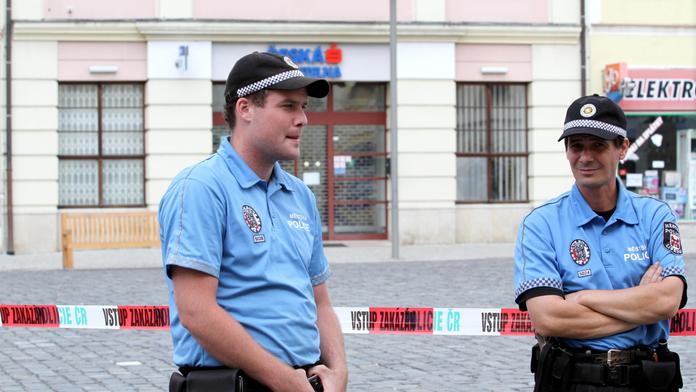 Muž měl být mrtvý, strážníkům se ale probudil pod rukama