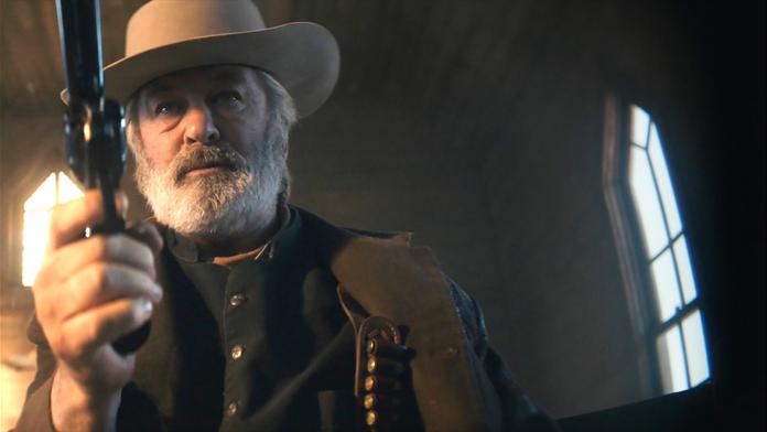 Alec Baldwin během natáčení filmu Rust