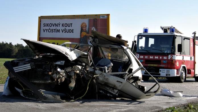 Stařec NEDAL PŘEDNOST na křižovatce, při nehodě ZEMŘELA ŽENA!