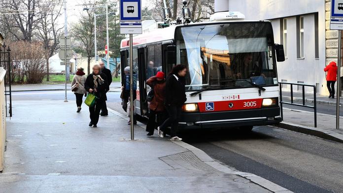 Nechtěl pustit opilé fandy do trolejbusu, tak dostal šofér pěstí