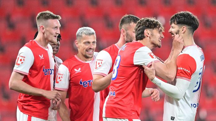 Fotbalisté Slavie slaví před prázdnými tribunami