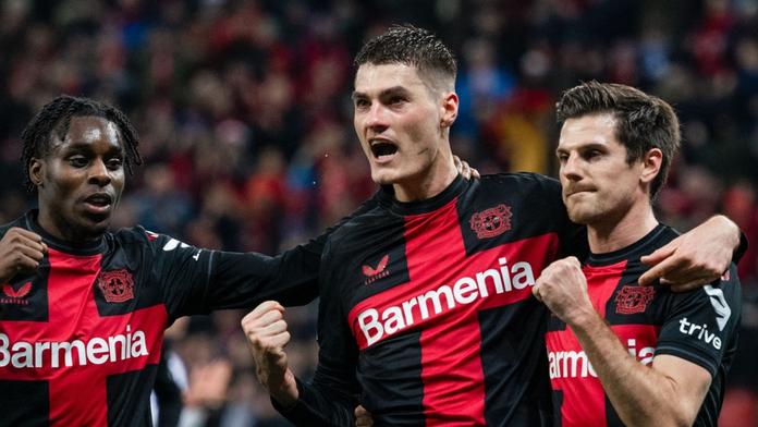 Patrik Schick se svými spoluhráči z Leverkusenu