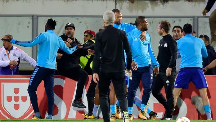 Šílený Evra! Před zápasem nakopl fanouška a byl okamžitě vyloučen