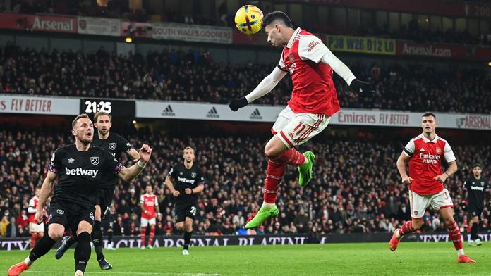 Arsenal si upevnil první místo v tabulce. Na Boxing day otočil zápas s Hammers