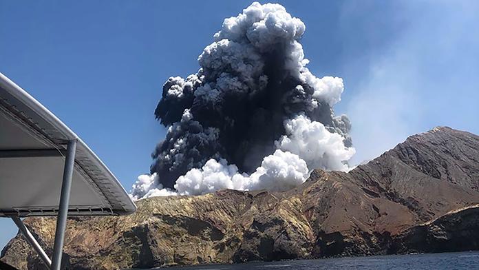 Po výbuchu sopky na Zélandě vyzvedli šest těl. Hrozí další erupce!