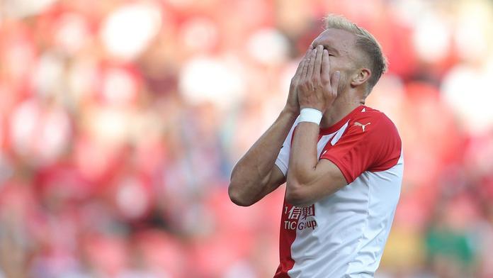 Slavia zahodila penaltu a poprvé ztratila, nováček zaskočil i Jablonec