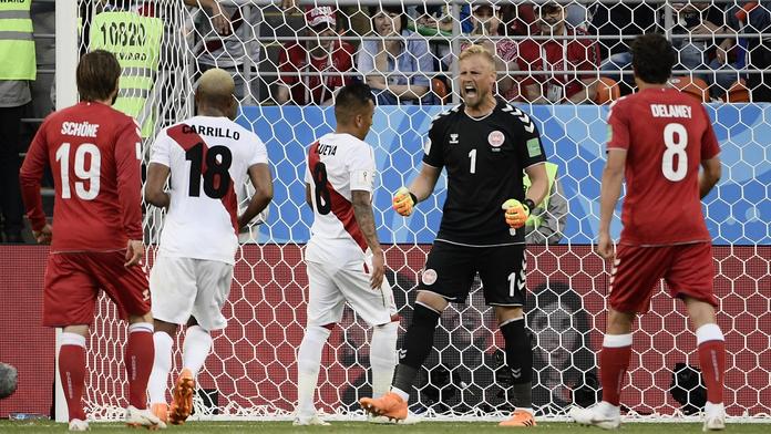 Dánsko přežilo penaltu i velké šance Peruánců. Zářil Schmeichel